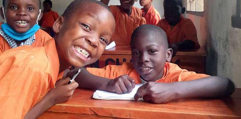 Na zdjęciu uczniowie Szkoły Podstawowej Mwabungo, fot. Kredka dla Kenii