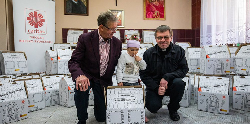 Towarzystwo Brata Alberta i bielski Caritas przygotowany dla dzieci paczki