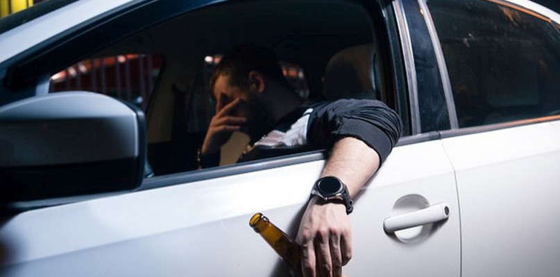Pijany kierowca w samochodzie - zdjęcie ilustracyjne