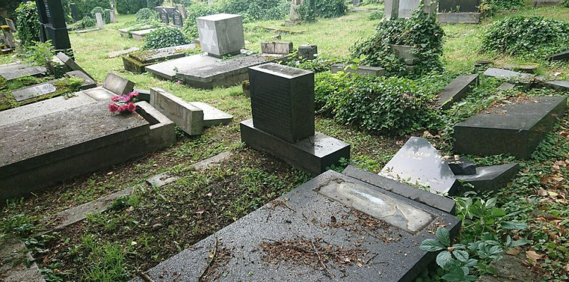 profanacja nagrobków na cmentarzu żydowskim