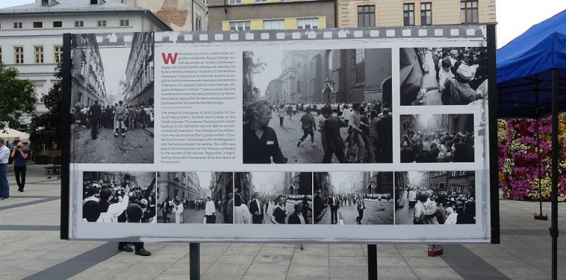 35 czarno-białych fotografii na placu Chrobrego