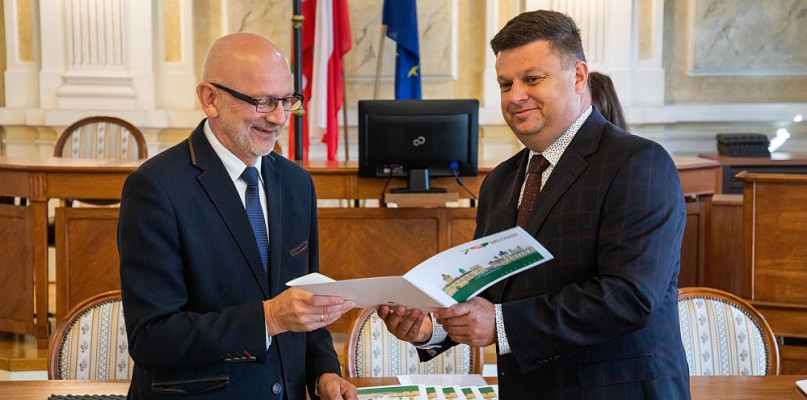 na zdjęciu zastępca prezydenta Piotr Kucia i nowy przewodniczący rady Andrzej Kamiński; fot. Paweł Sowa/Wydział Prasowy UMBB
