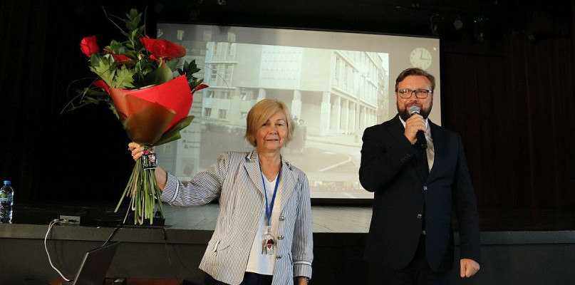 Liliana Zarębińska z kwiatami i Adam Ruśniak, fot. Jacek Kachel