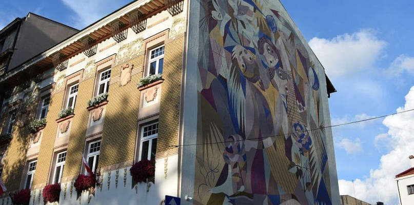 nowy mural na placu ratuszowym w Bielsku-Białej