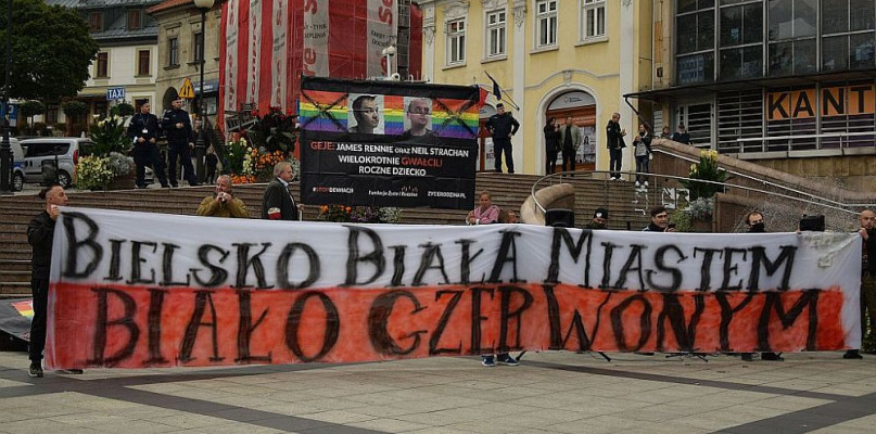 Kontrmanifestacja przeciwników Marszu Równości na placu Chrobrego