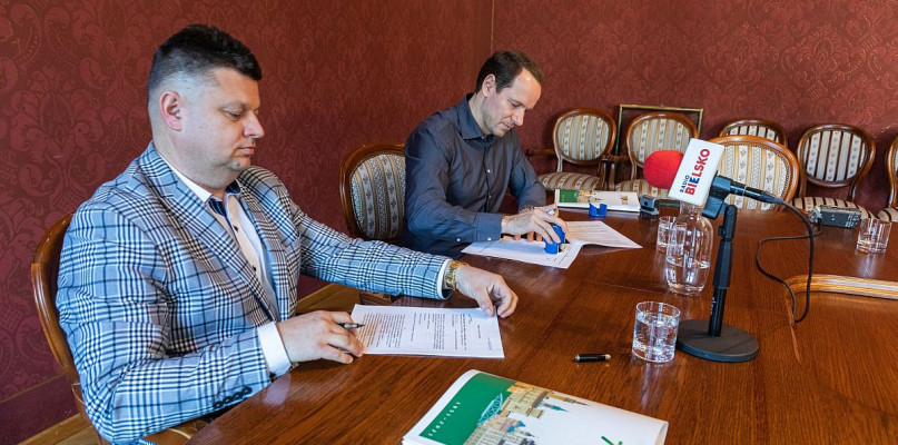 Zastępca prezydenta Bielska-Białej Piotr Kucia i wiceprezes zarządu Trafin Oil PL Sp. z o.o., Josef Cieslar podpisują umowę, fot. Paweł Sowa Wydział Prasowy UM w BB