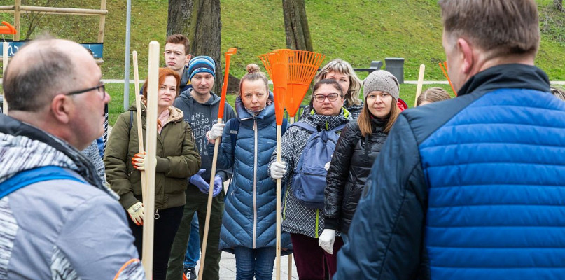 Uchodźcy z Ukrainy posprzątali park Słowackiego