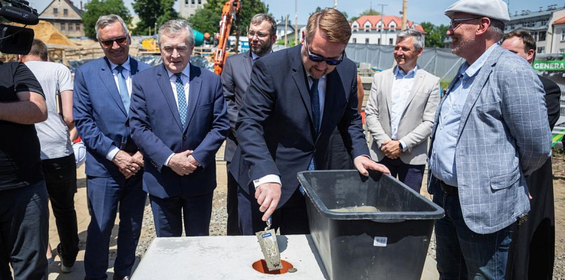 Prezydent miasta Jarosław Klimaszewski podczas wmurowywania kamienia węgielnego pod budowę Interaktywnego Centrum Bajki i Animacji 