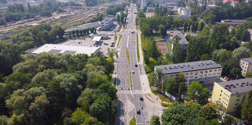 Widok z drona na zmodernizowany odcinek ul. Warszawskiej w rejonie nowego mostu nad potokiem Starobielskim