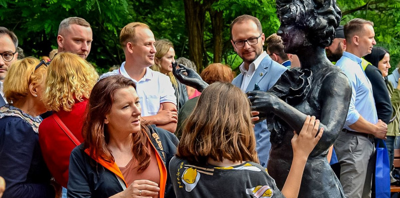 9 lipca na tarasie widokowym nad jeziorem Necko w Augustowie odsłonięto ławeczkę i rzeźbę Marii Koterbskiej. W ten sposób miasto uczciło bielską artystkę, pamiętając o tym, jak rozsławiła to miejsce swoim szlagierem "Augustowskie noce".