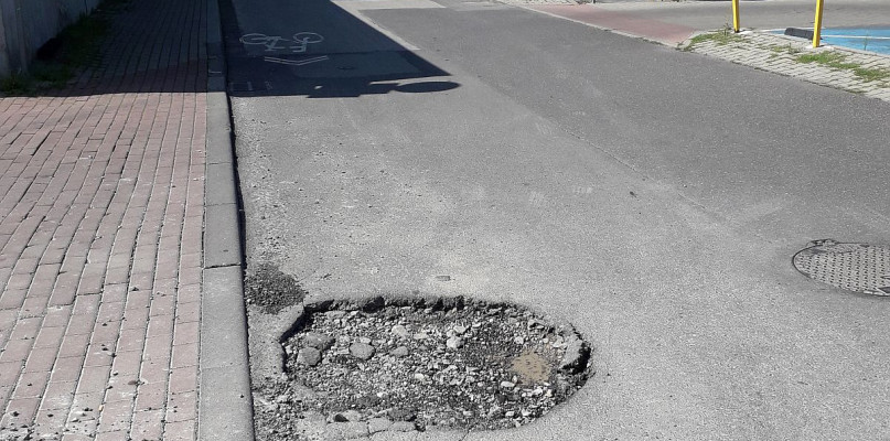Dziura w jezdni na ulicy Podwale
