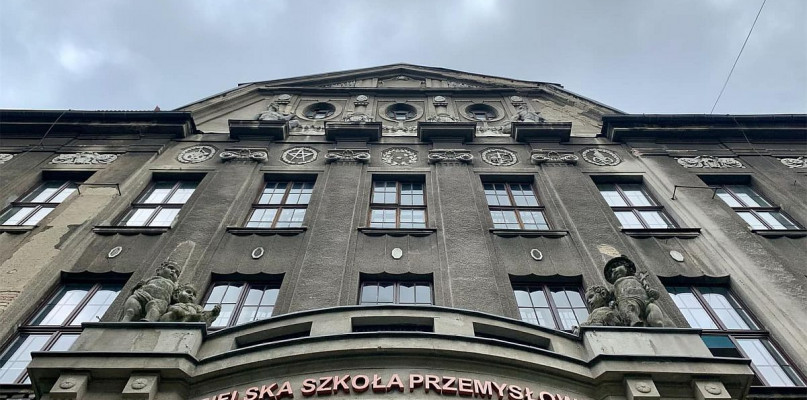 Monumentalny budynek bielskiej przemysłówki przy ulicy Sixta trafił do rejestru zabytków
