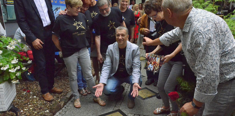 Krzysztof Maga w otoczeniu fanów odsłania gwiazdę swojego brata Klaudiusza