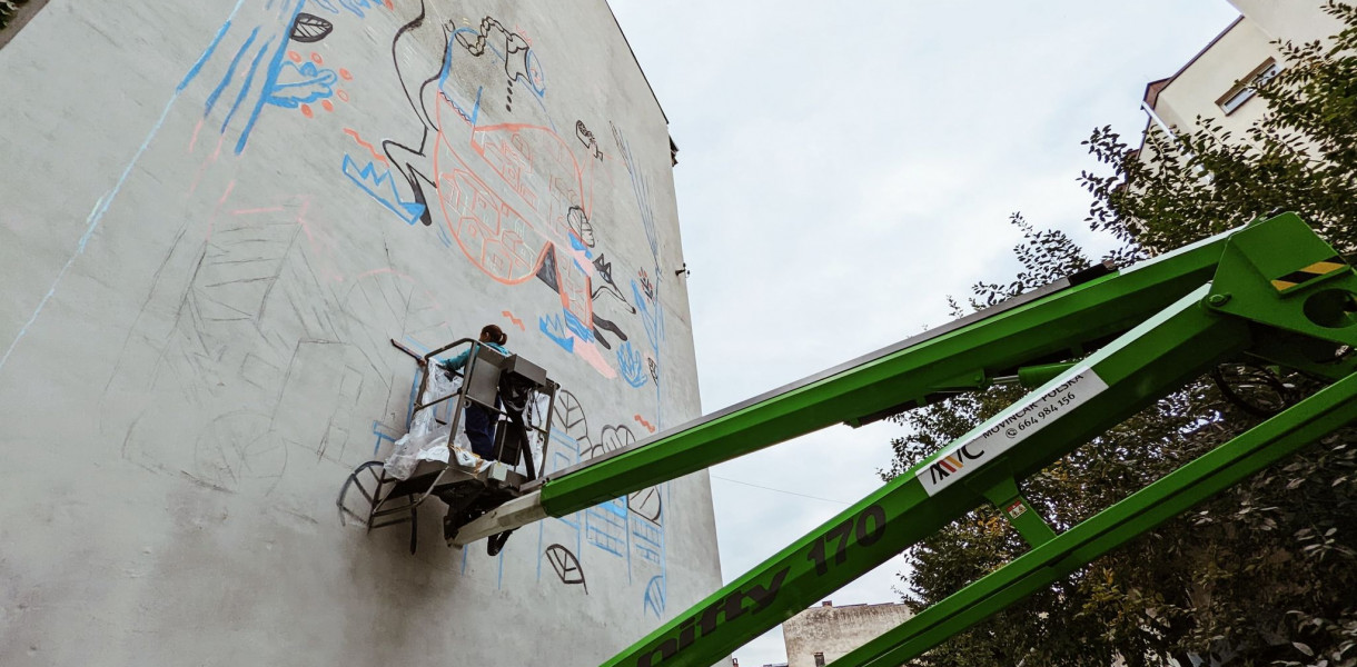 W Bielsku-Bielsku-Białej na tylnej ścianie szczytowej kamienicy przy ulicy Wzgórze 18 powstaje ciekawy mural, artystka Alicja Jakimów tworzy dzieło zatytułowane „Miasto Natura”. Jego tematyka i miejsce nie są bynajmniej przypadkowe