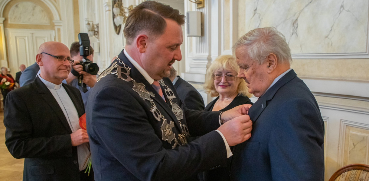 Prezydent Jarosław Klimaszewski dekoruje parę jubilatów