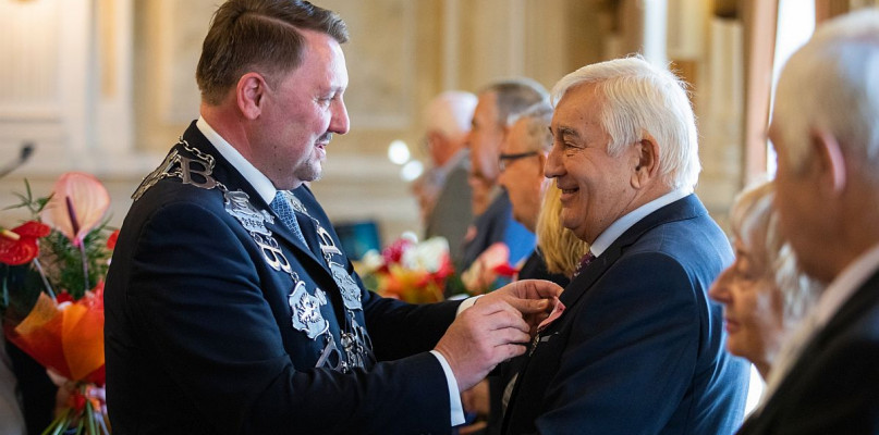 Jubilatom medale wręcza prezydent miasta Jarosław Klimaszewski