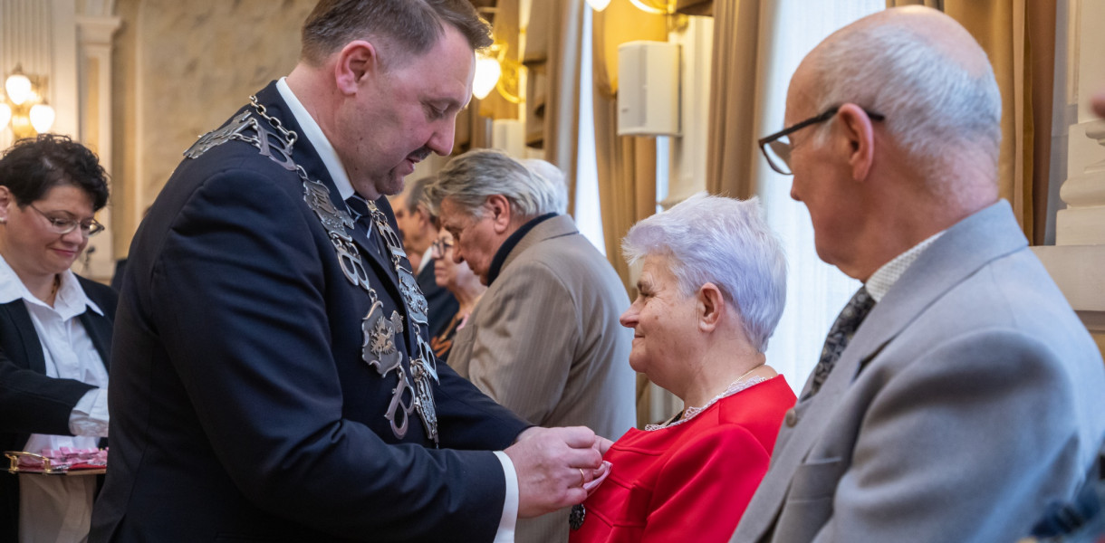 Kolejni jubilaci byli gośćmi prezydenta miasta. Gratulacje, życzenia i medale trafiły do par, które spędziły ze sobą 50, 60 a nawet 70 lat
