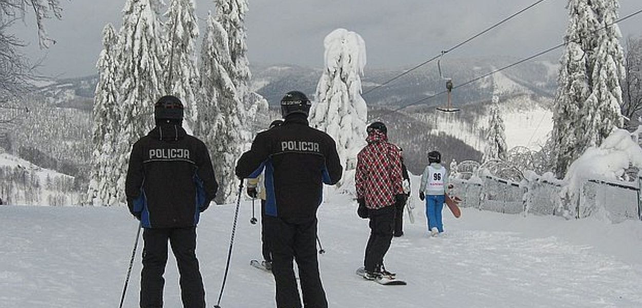 Policjanci dbali o bezpieczny wypoczynek podczas ferii zimowych