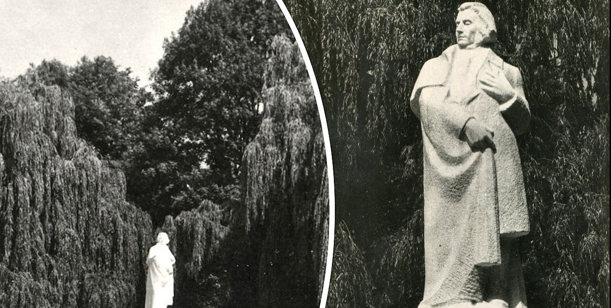 Pomnik Adama Mickiewicza na placu Obrońców Pokoju  - lata 60. 