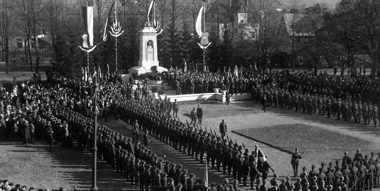28 października 1928 , Uroczystość odsłonięcia pomnika Gabriela Narutowicza. Uroczysty apel żołnierzy pod pomnikiem / fot. ze zbiorów Jacka Kachela