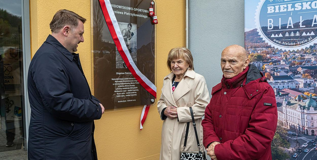 Odsłonięcie tablicy Zbigniewa Pietrzykowskiego / fot. P. Sowa UM BB