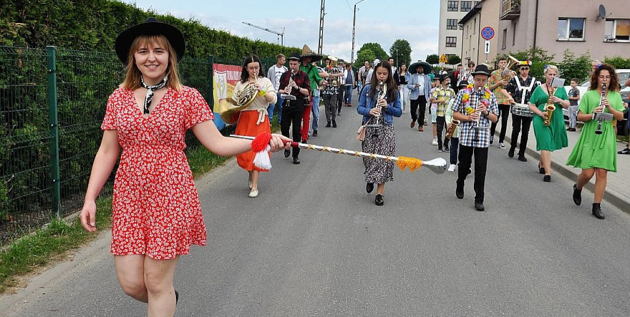 Koza w muzycznym korowodzie bębniarzy. Święto beskidzkiej gminy w konwencji latynoamerykańskiej