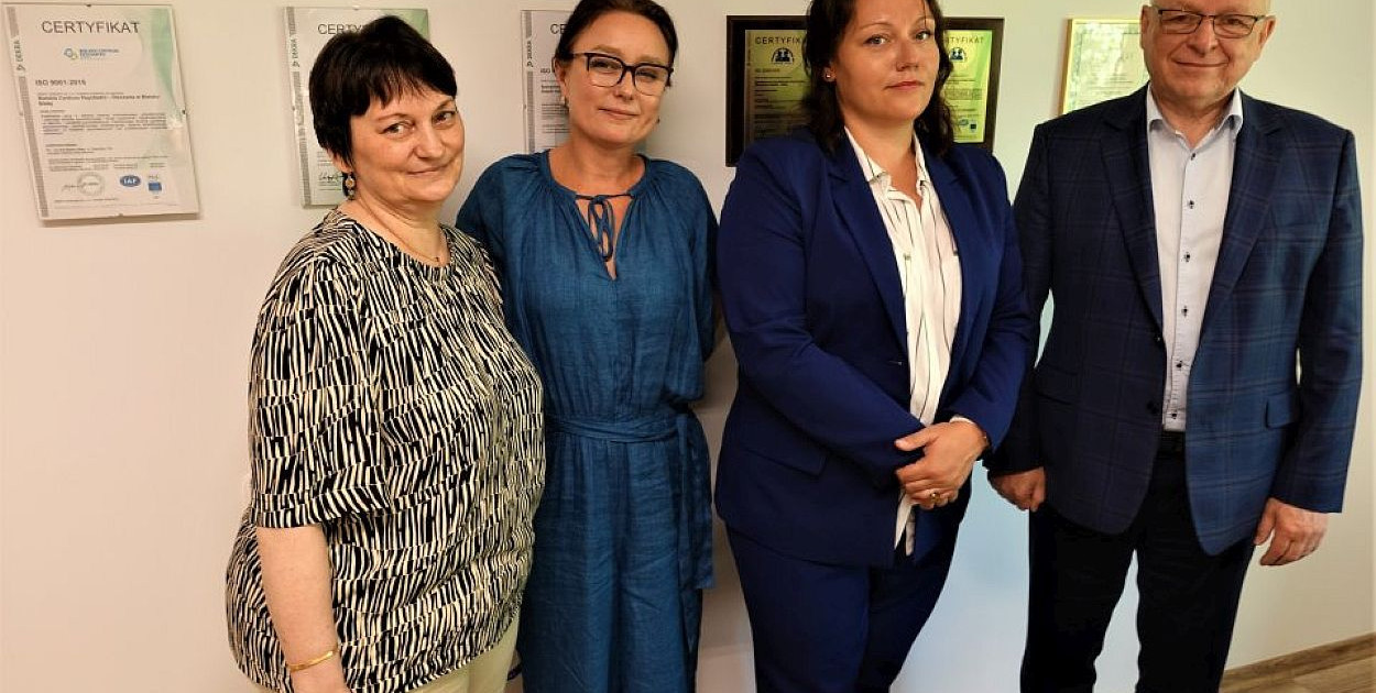 Na zdjęciu od prawej: starosta Andrzej Płonka, Sabina Nowak, dr Izabela Dydo-Konior oraz Lucyna Majewska, naczelnik wydziału zdrowia w bielskim starostwie.