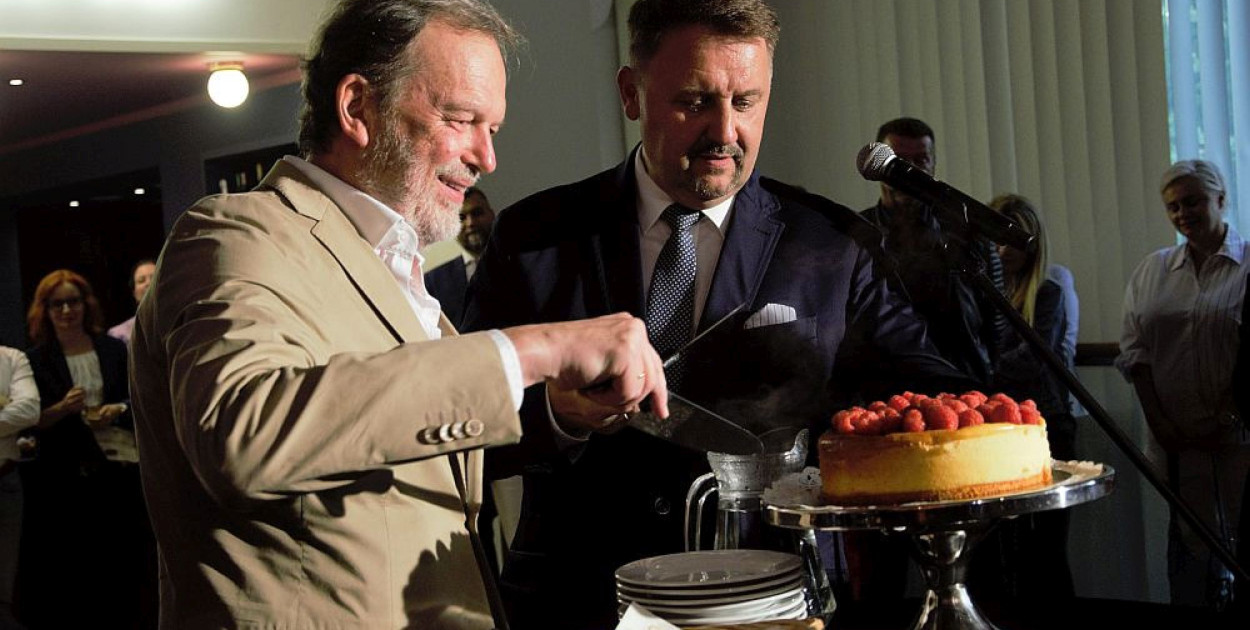 Prezydent miasta Jarosław Klimaszewski i Roman Frank wspólnie odkroili pierwszy kawałek sernika