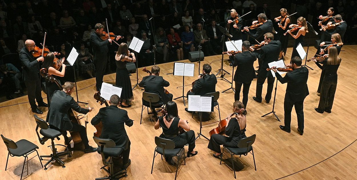​​​​​​​Mariaż klasyki i folkloru w nowoczesnym królestwie dźwięków. Udany debiut Bielskiej Orkiestry Cavatina