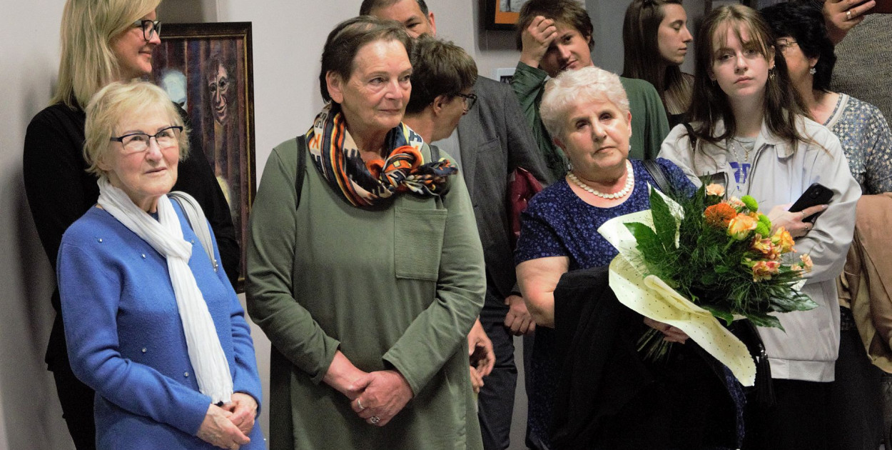 Otwarcie wystawy sekcji malarskiej w galerii ATH (czerwiec 2023)  dr H. Moszyńska - pierwsza z lewej