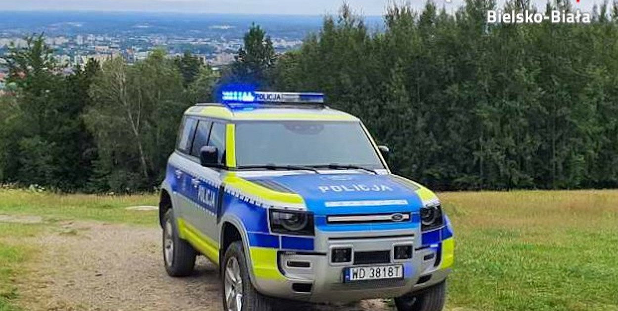 radiowóz Land Rover Defender na bielskich drogach / FOT. KMP