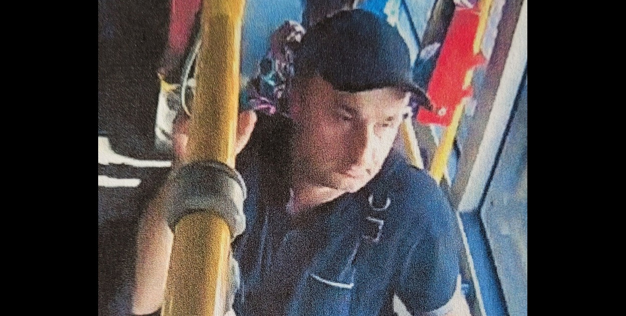 Policja poszukuje kieszonkowca. Grasował w autobusie MZK linii nr 50