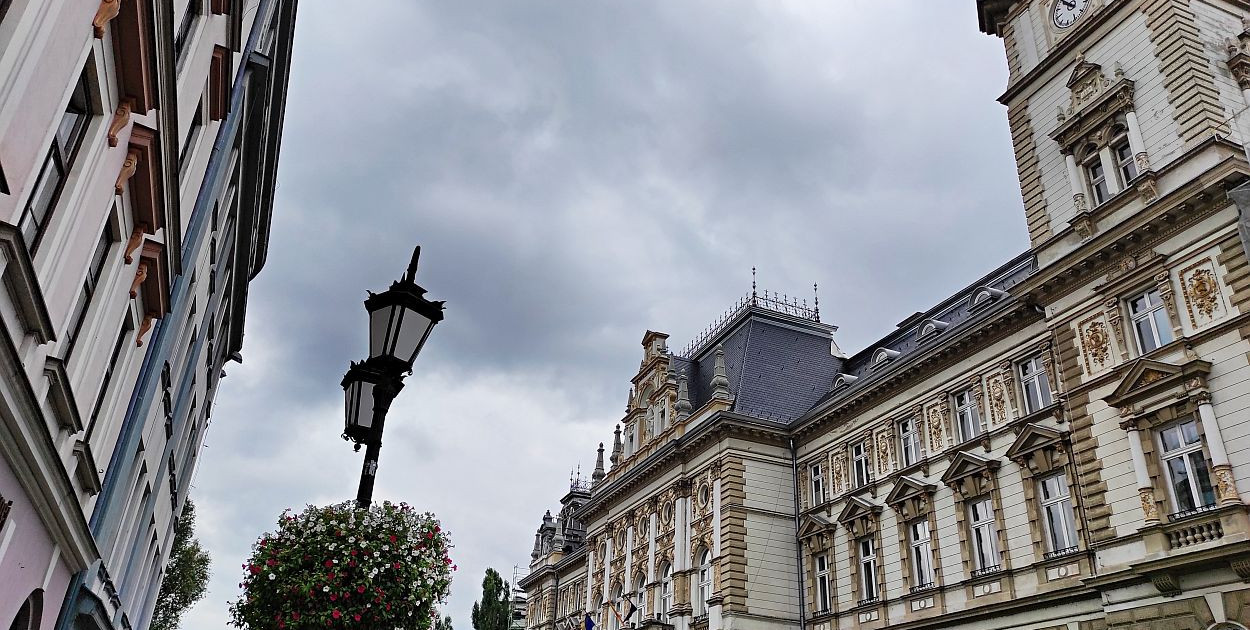 Świąteczne stragany na parkingu przed bielskim Ratuszem