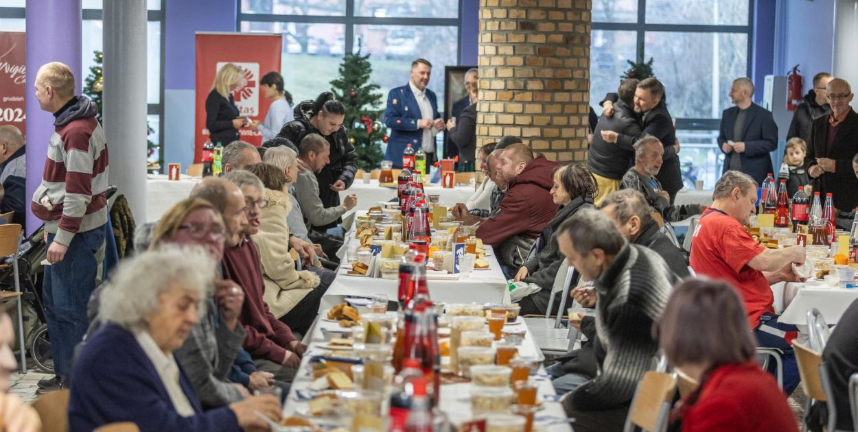 Stół, który łączy... Wigilia dla samotnych i ubogich w Szkole Podstawowej nr 37