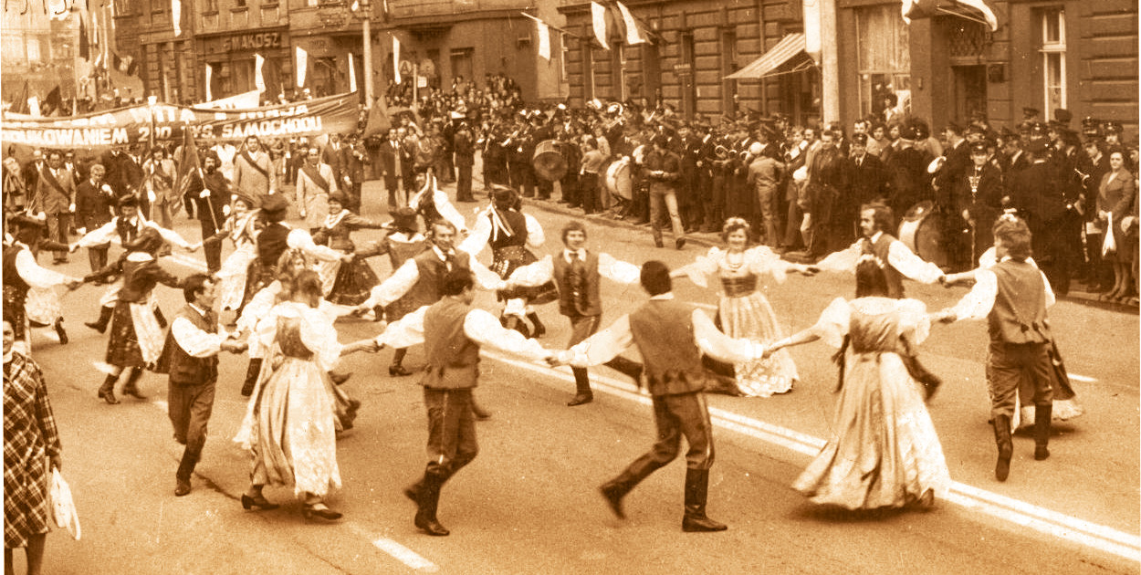 Bielski 1 Maj – od spontanicznego święta do obowiązkowego spektaklu
