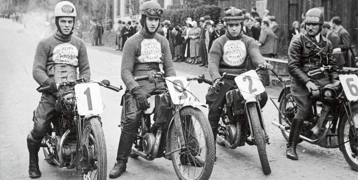 Zawodnicy przed startem biegu motocykli o pojemności 250 centymetrów sześciennych.  Widoczni od lewej: Alfred Geyer, Erwin Geyer, Futschik, Golasik. Fot. NAC