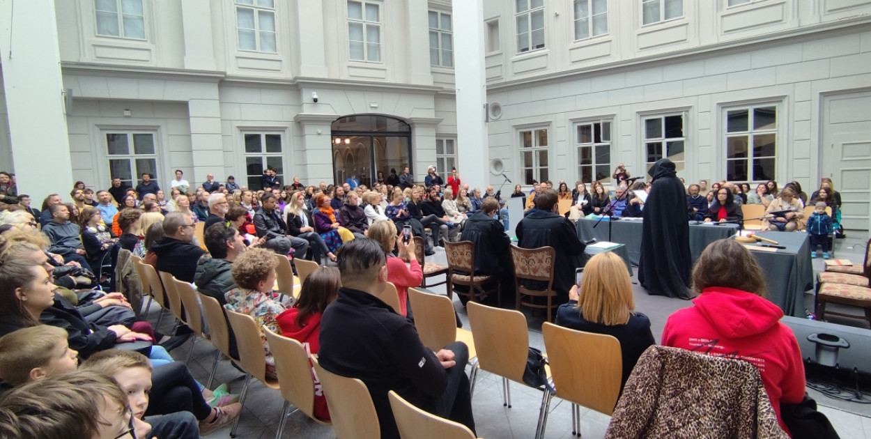 Rekonstrukcja rozprawy sądowej w atrium zamkowym