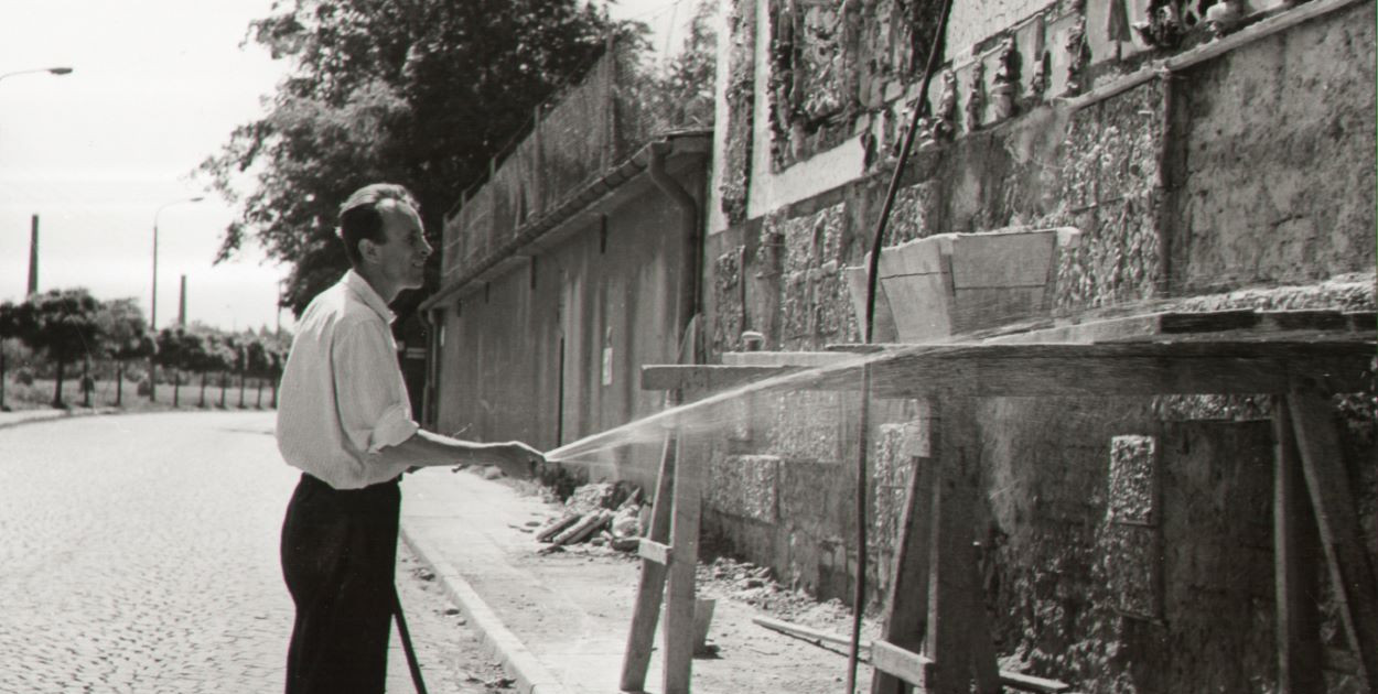 Artysta podczas pracy nad mozaiką millenijną, 1966, fot. M. Kliś