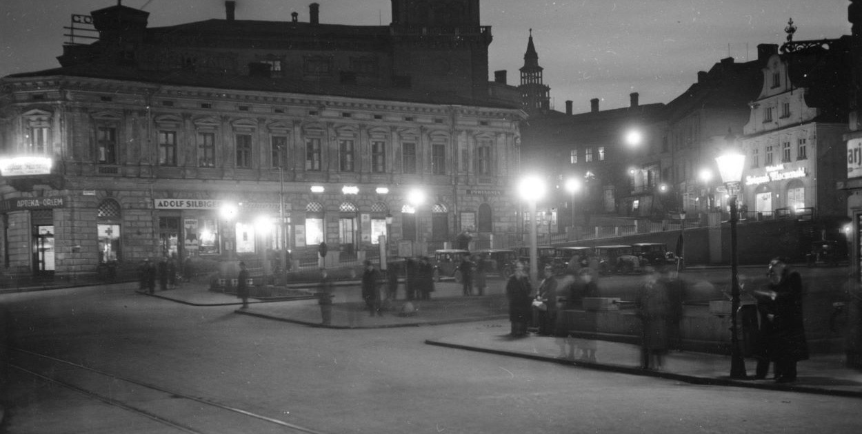 Plac Bolesława Chrobrego - jeden z pierwszych przystanków autobusowych w Bielsku. Foto: Narodowe Archiwum Cyfrowe, 1925-1939 r.