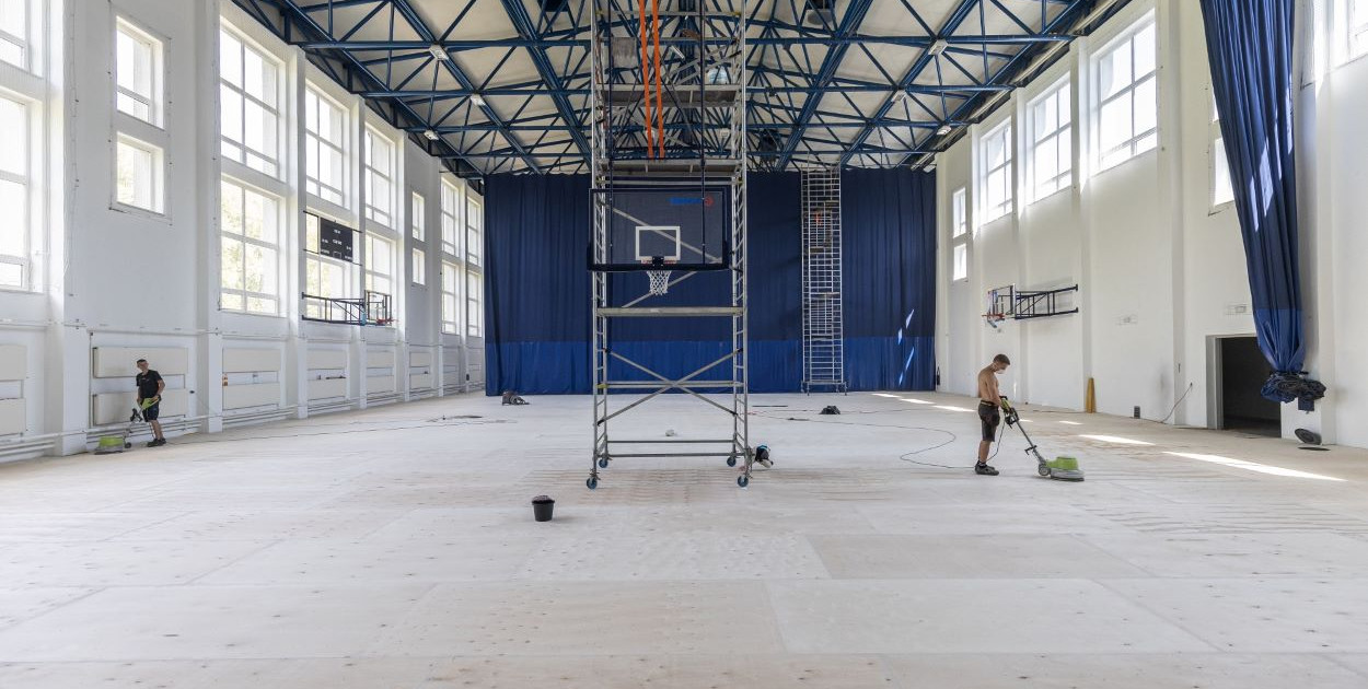 W trakcie modernizacji jest posadzka w hali sportowej Samochodówki; fot. Paweł Sowa / Wydział Prasowy UMBB