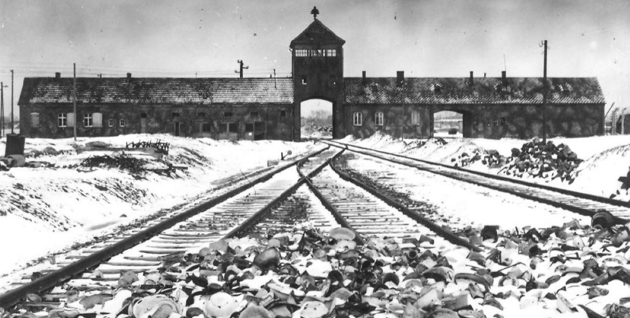Brama obozu w Birkenau (fot. archiwalne) źródło: www.auschwitz.org