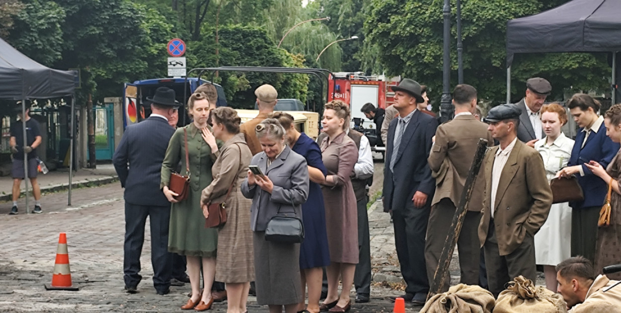 Statyści na planie filmu podczas krótkiej przerwy