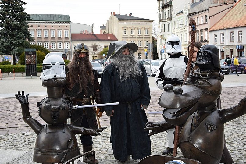 Trzy światy na ulicy 11 Listopada