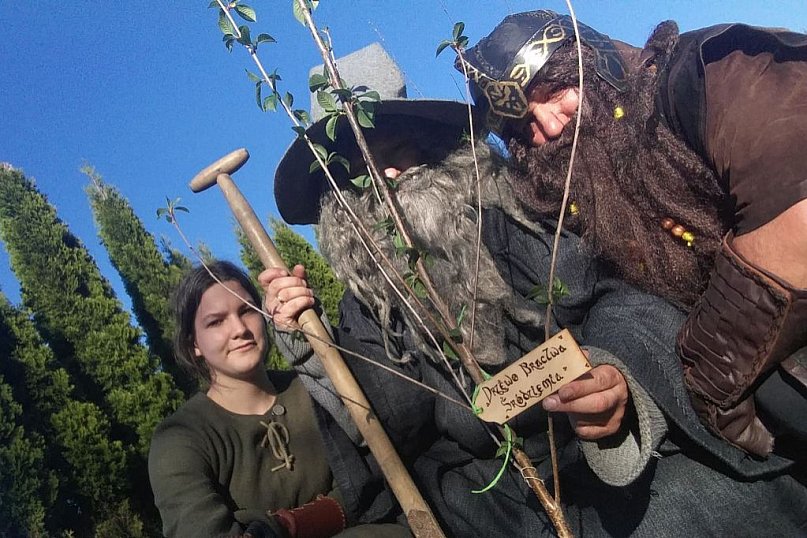Bractwo Śródziemia sadzi tlen