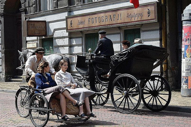 Z planu filmowego serialu Wojenne dziewczyny - sezon 5