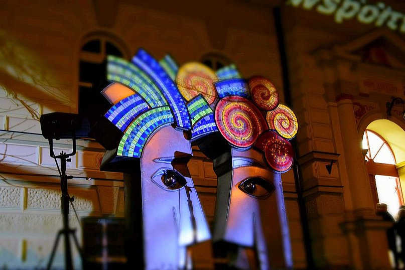 Symboliczna instalacja przed budynkiem Kubiszówki