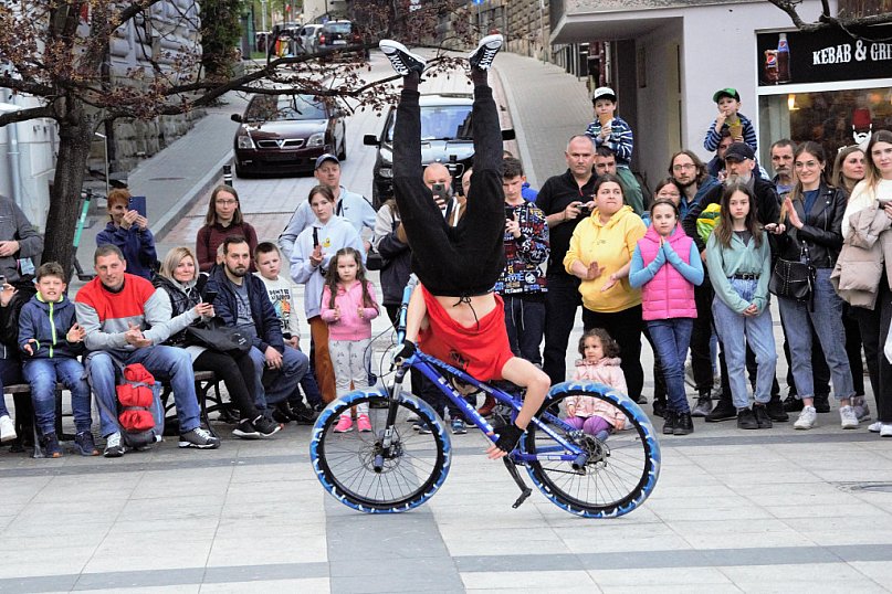 Poskramiacze ognia i akrobacje rowerowe na placu Pigal