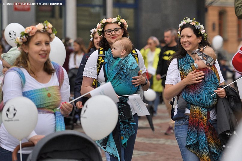 Chustotańce  - barwny korowód przeszedł ulicami miasta