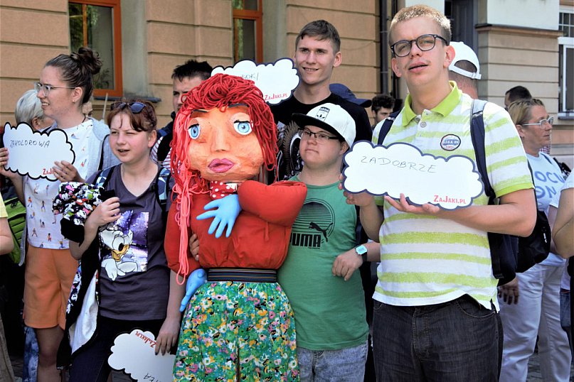 Zabawne kukły, flagi i setki chmurek - przemarsz ZAJAKÓW