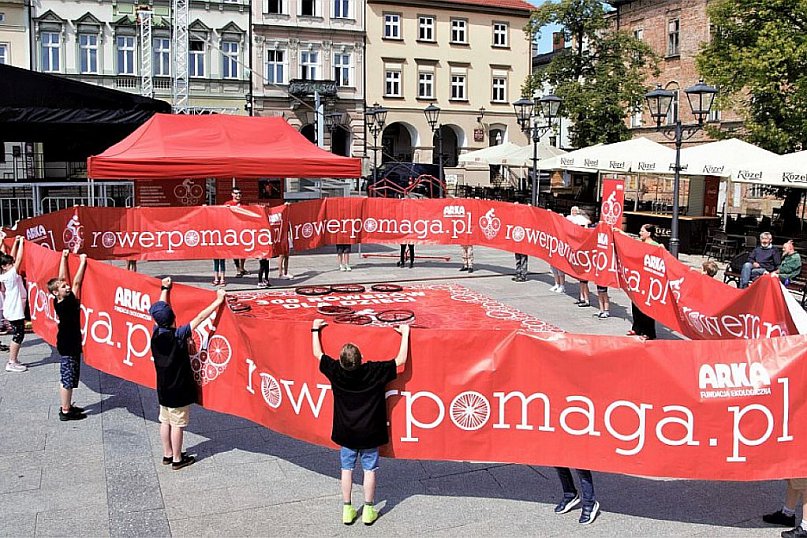 Inauguracja akcji &quot;Rower pomaga&quot; na bielskiej Starówce